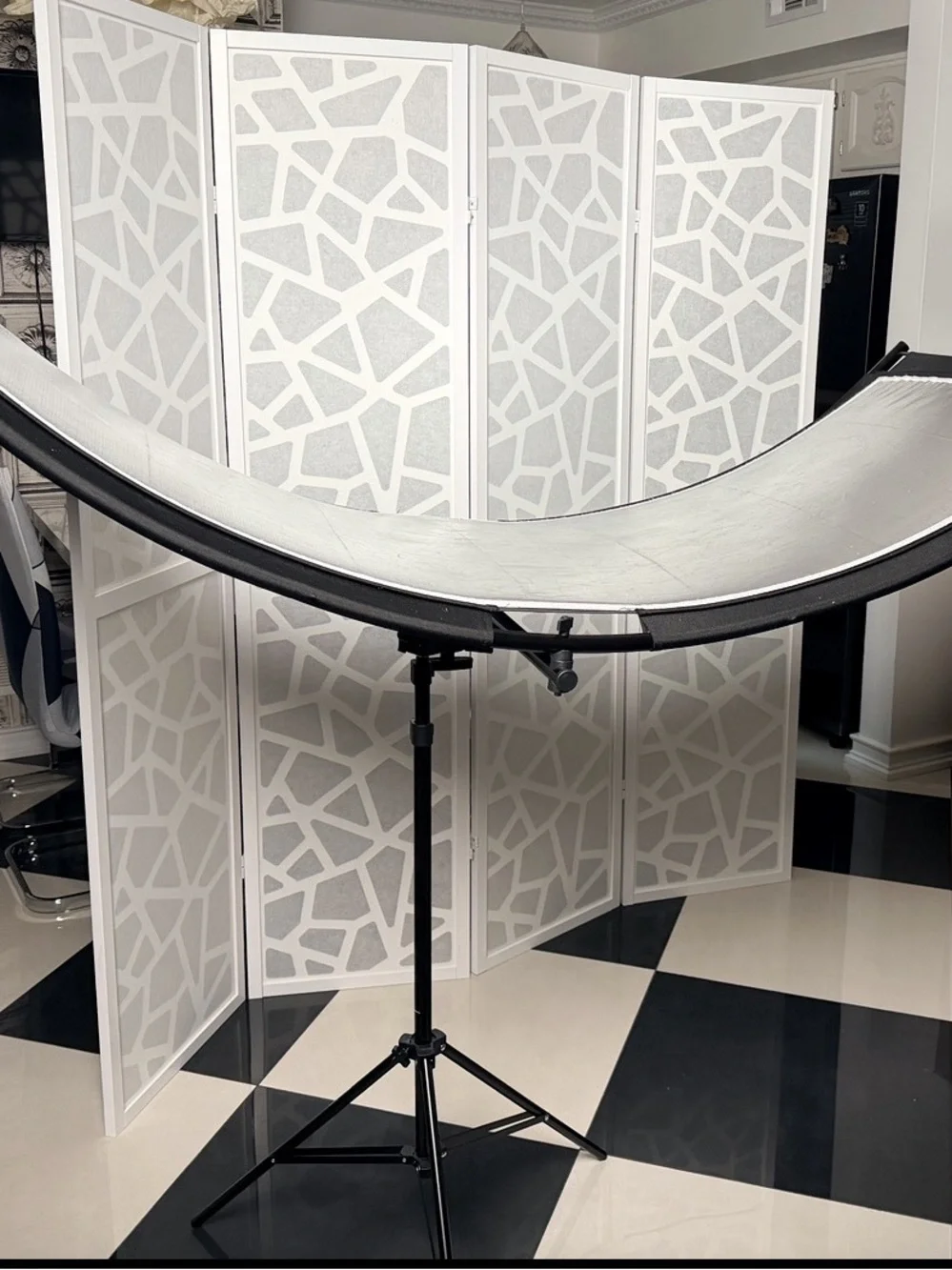 YUOCU 70” x 24” Curved Photography Reflector with Stand